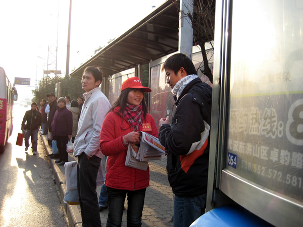 机电党支部180名受助学生参加阳光义卖活动迎接新年